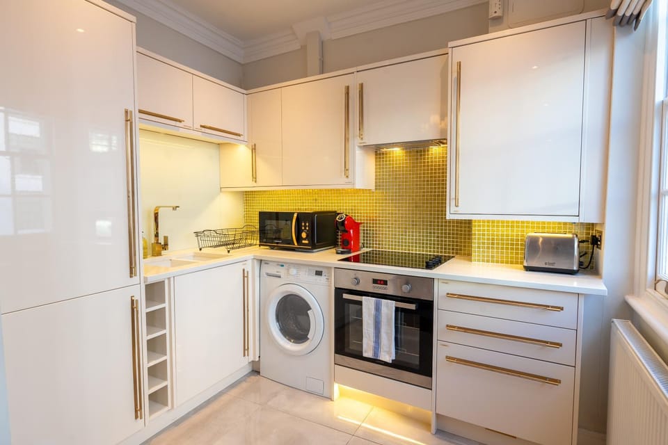 Coffee/tea facilities, Kitchen or kitchenette, oven, stove, toaster, washing machine