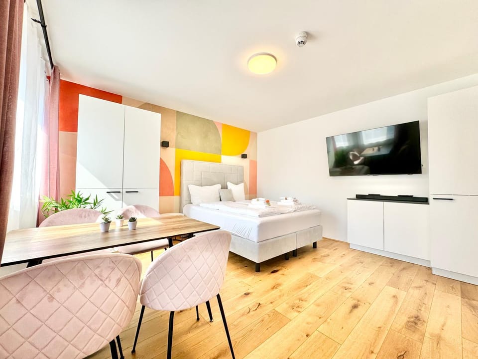 Bed, TV and multimedia, Living room, Photo of the whole room, Seating area, Dining area, wardrobe
