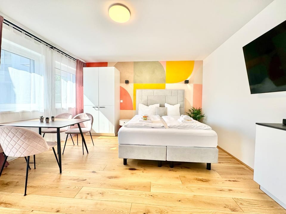 Bed, TV and multimedia, Photo of the whole room, Seating area, Bedroom