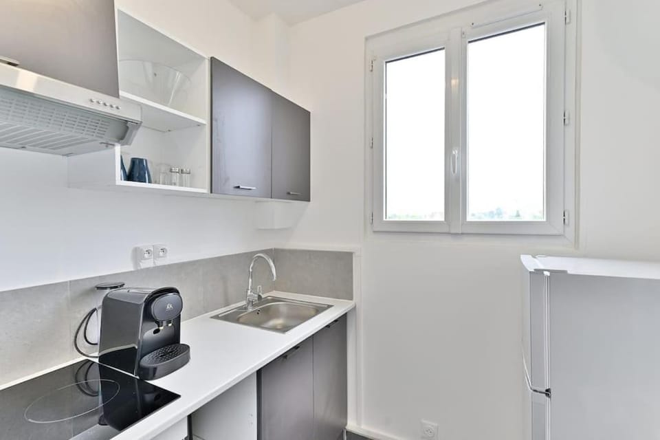 Coffee/tea facilities, Kitchen or kitchenette, stove