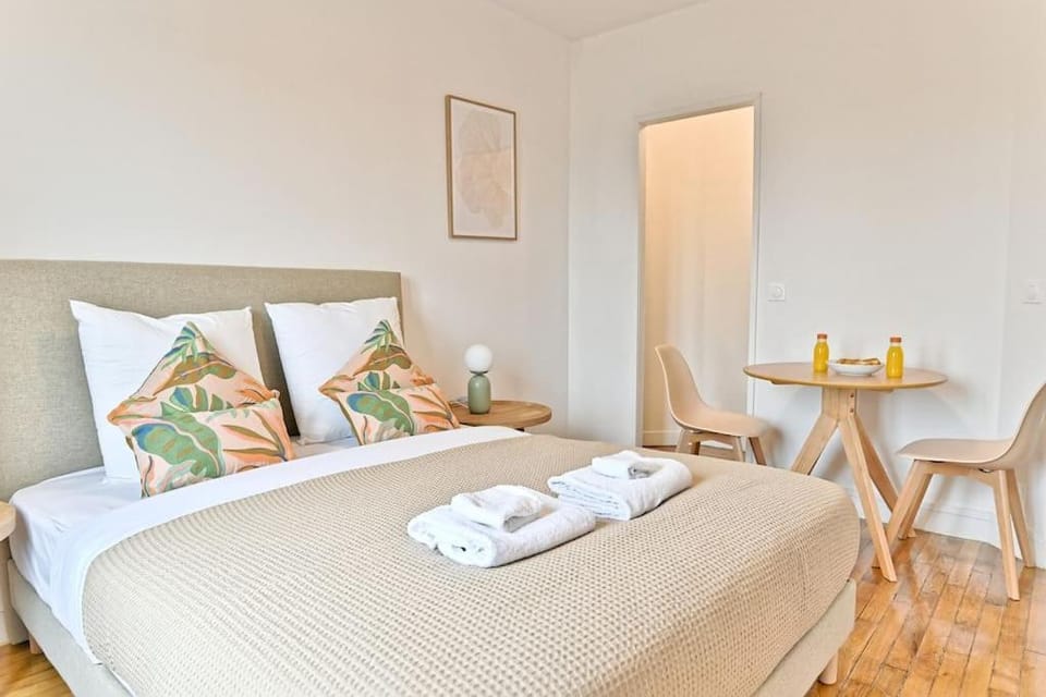 Bed, Photo of the whole room, Seating area, Bedroom