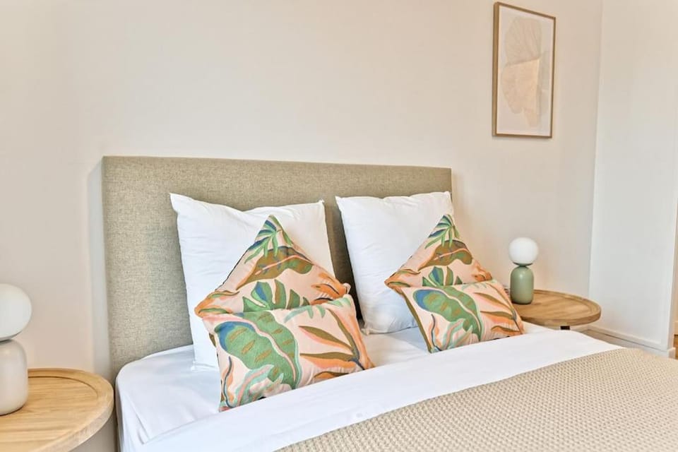 Bed, Photo of the whole room, Decorative detail, Bedroom