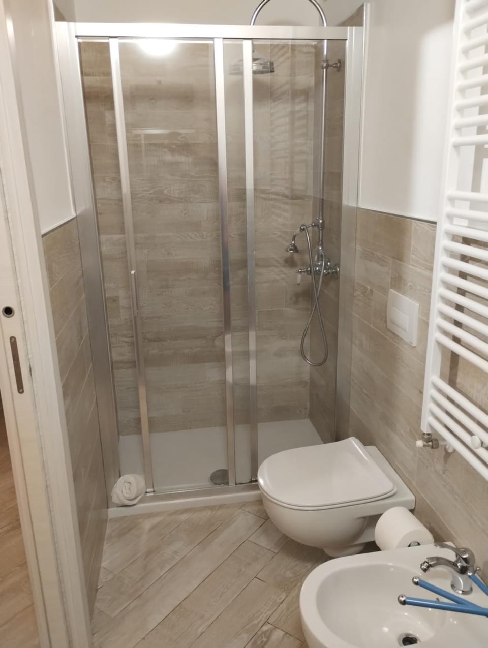 Shower, Toilet, Bathroom, towels