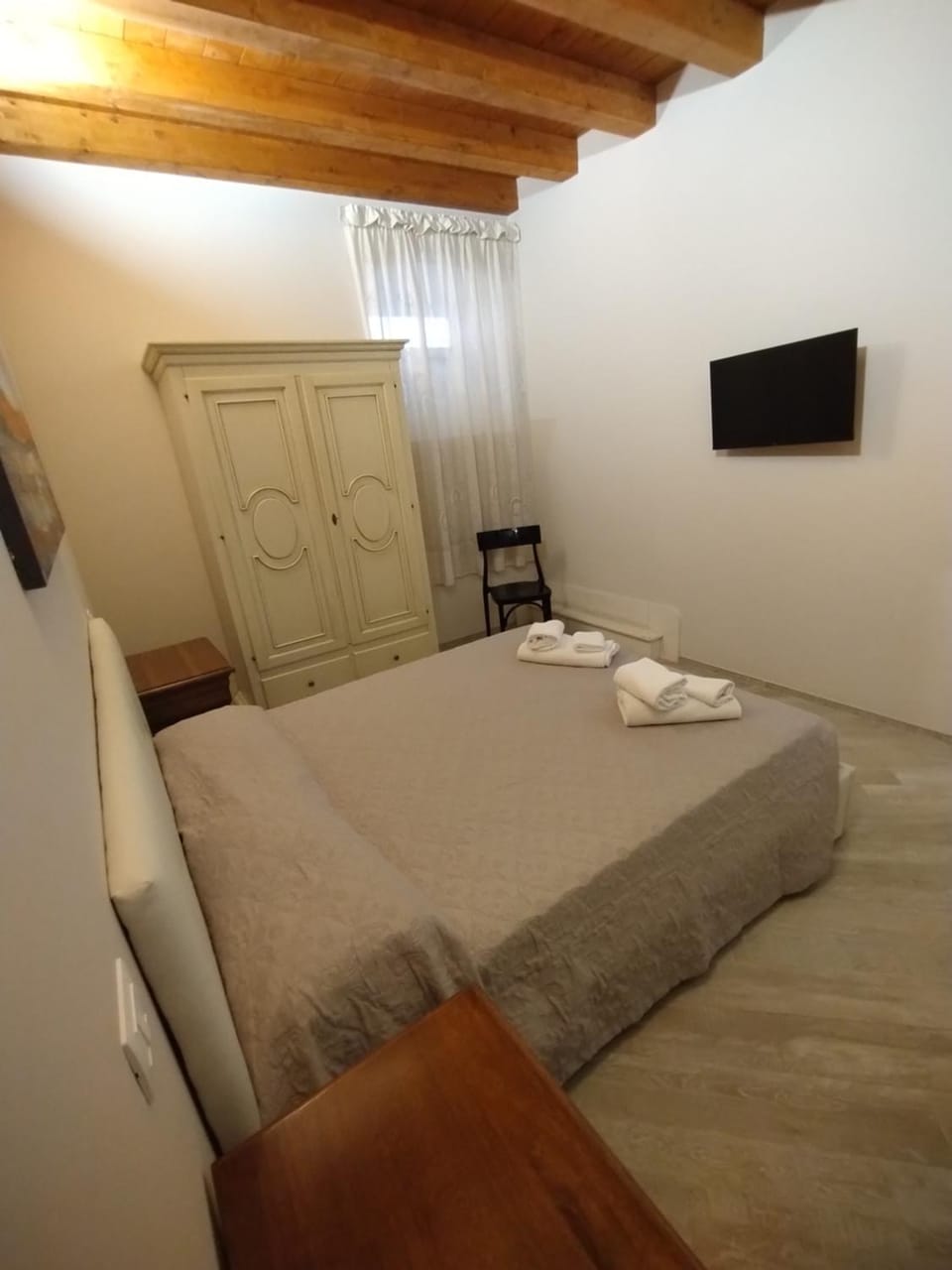 Bed, TV and multimedia, Photo of the whole room, Bedroom, towels