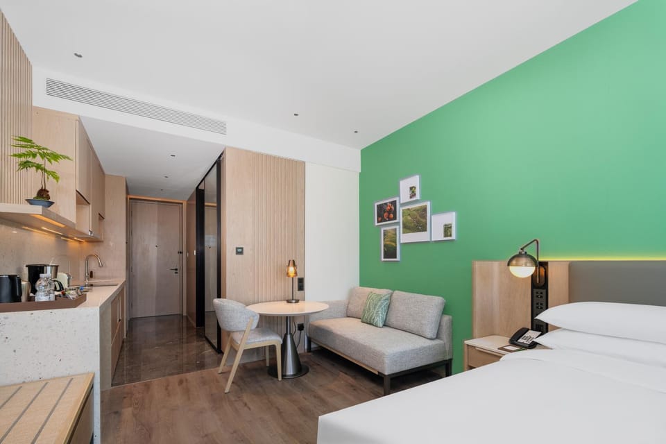 Photo of the whole room, furniture