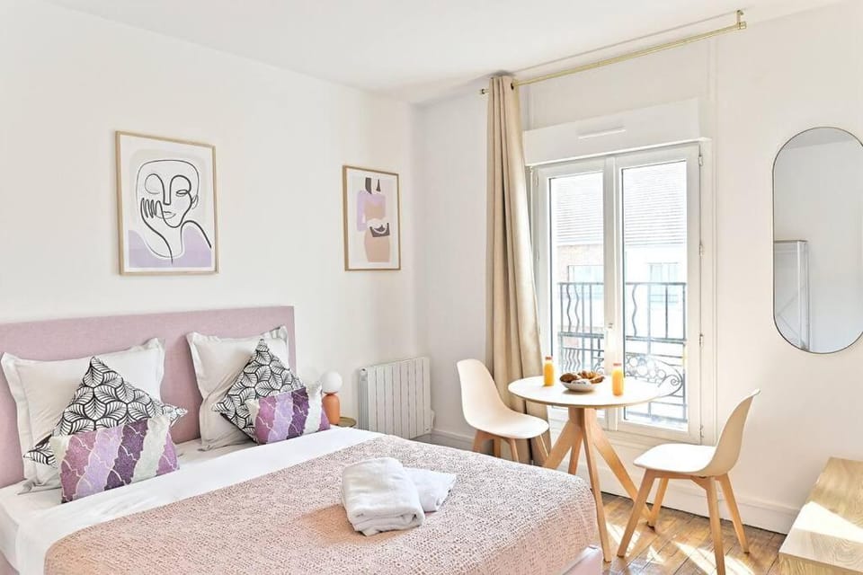 Bed, Photo of the whole room, Dining area