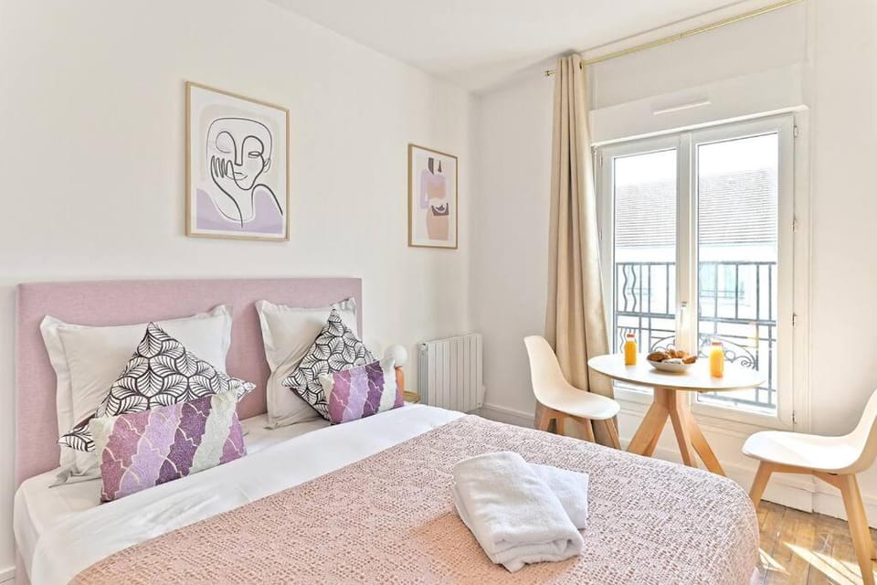 Bed, Dining area