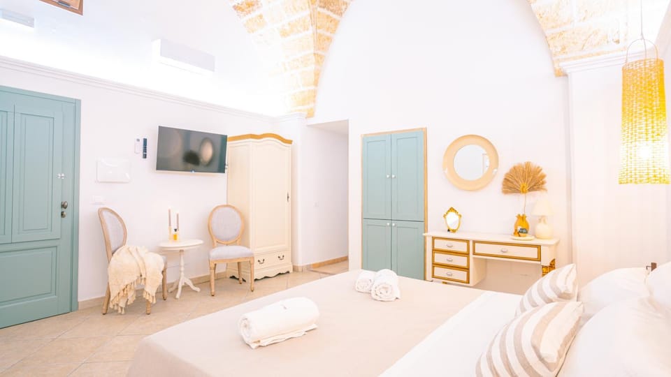Bed, TV and multimedia, Photo of the whole room, Bedroom, wardrobe