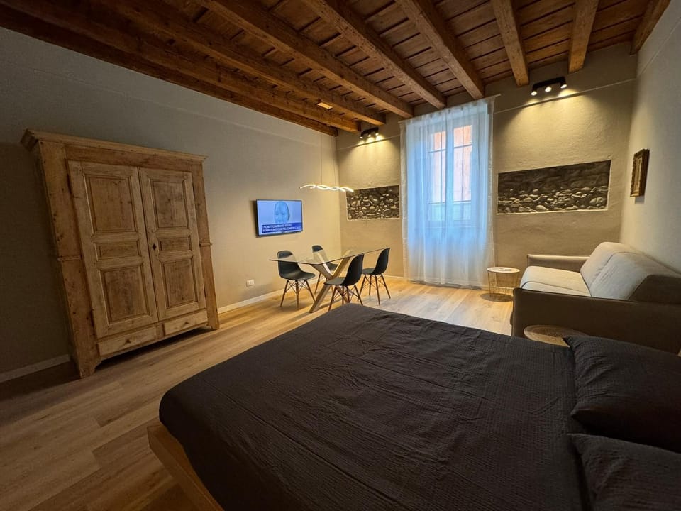 Bed, Photo of the whole room, Seating area, Evening entertainment, wardrobe