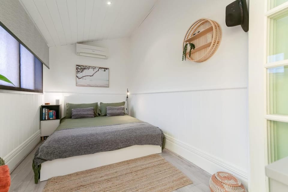 Bedroom, air conditioner