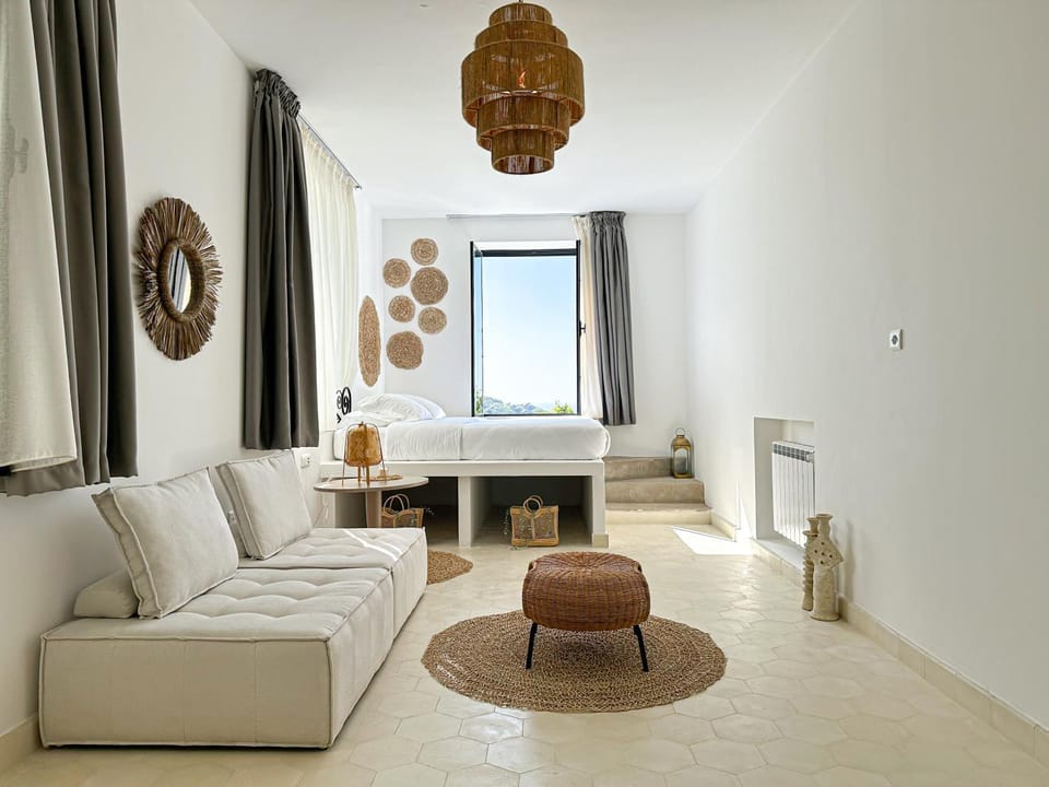 Bed, Seating area, Bedroom
