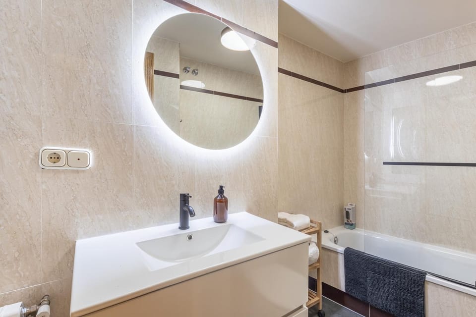 Bathroom, Bath, towels