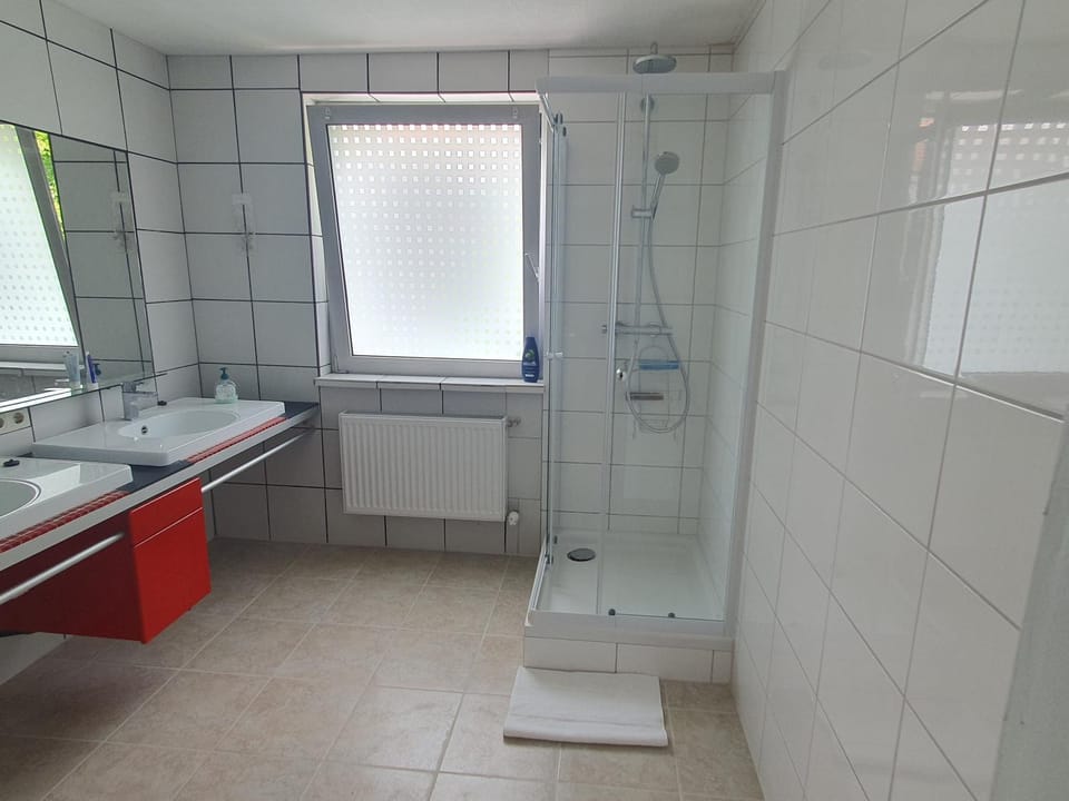 Shower, Toilet, Bathroom, heating, heating, towels