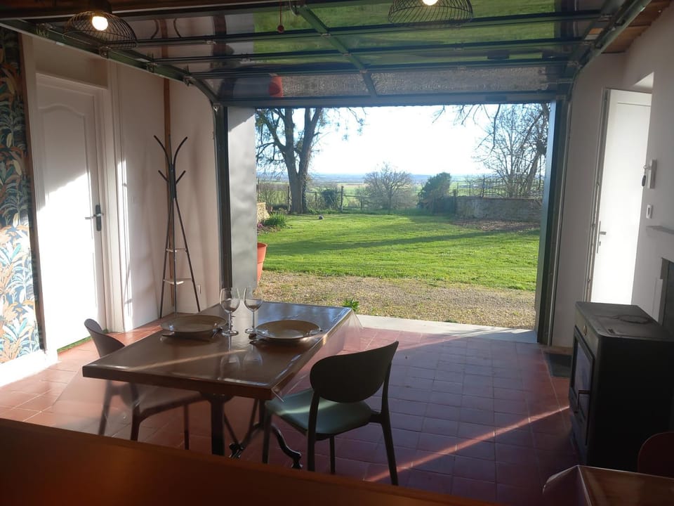2 Appartements - Proche, Nohant-Vic 6 min - La Châtre 11 min --Max 6 Pers-- Apartment in Centre-Val de Loire