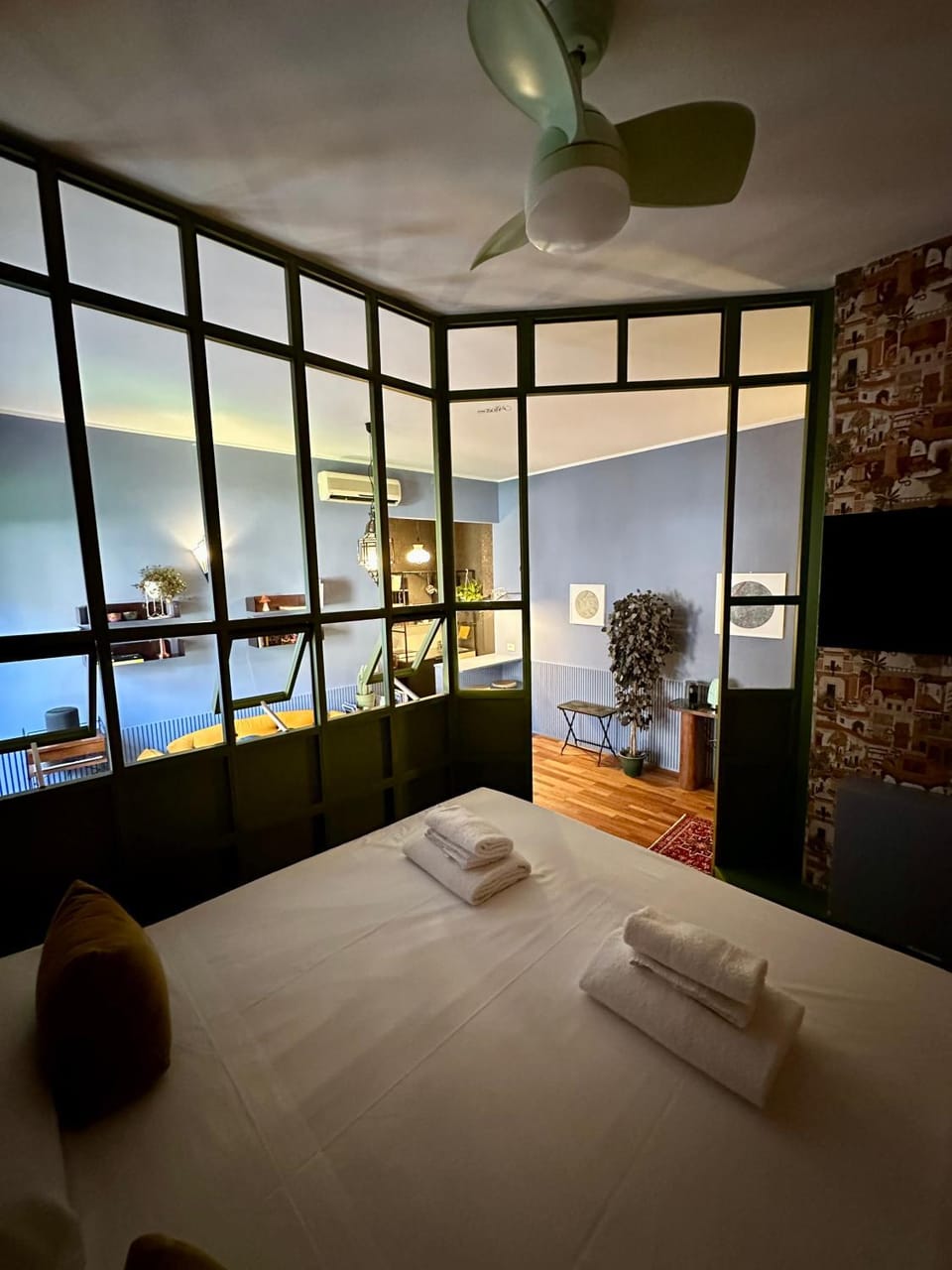 Bed, Bedroom, towels