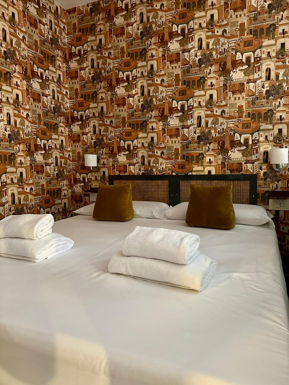 Bed, Bedroom, towels