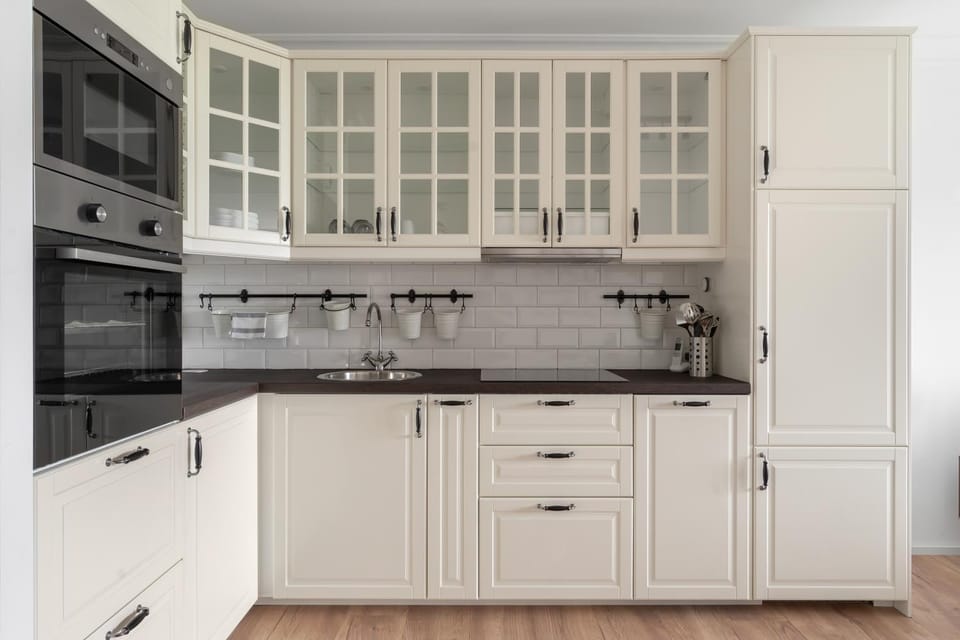 Kitchen or kitchenette, dishwasher, stove