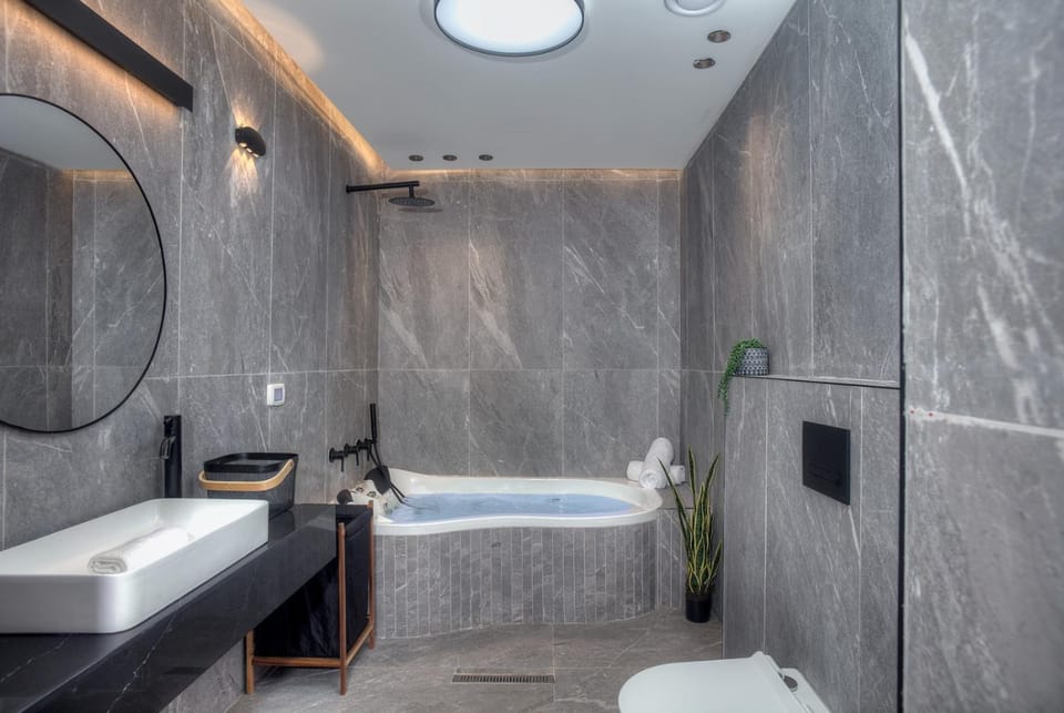 Shower, Toilet, Hot Tub, Hot Tub, Bathroom, Bath, towels