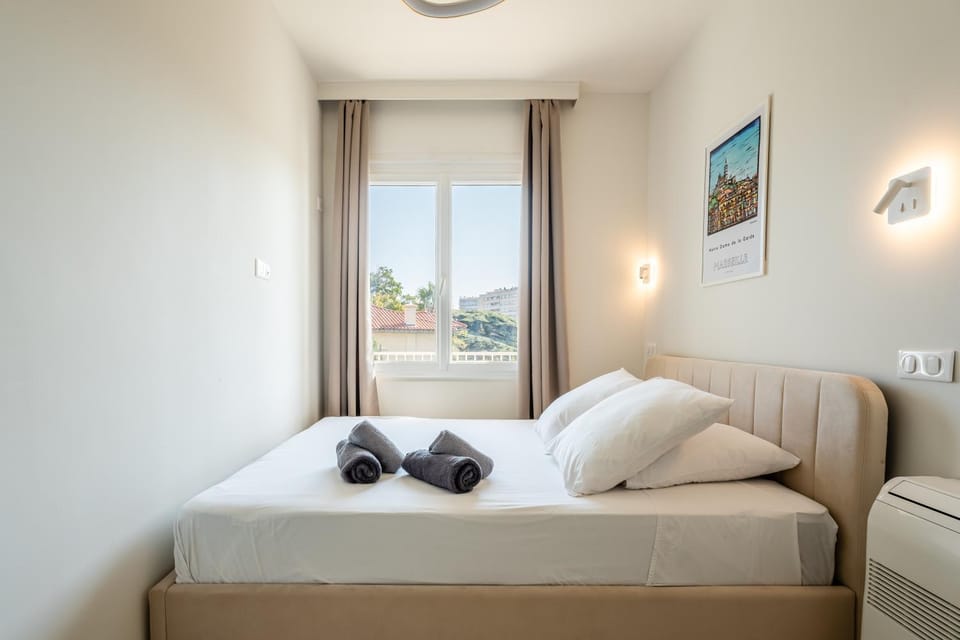 Bed, Photo of the whole room, Bedroom, towels