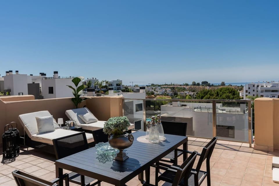 Property building, Day, Natural landscape, View (from property/room), Balcony/Terrace, Balcony/Terrace, Dining area, Sea view