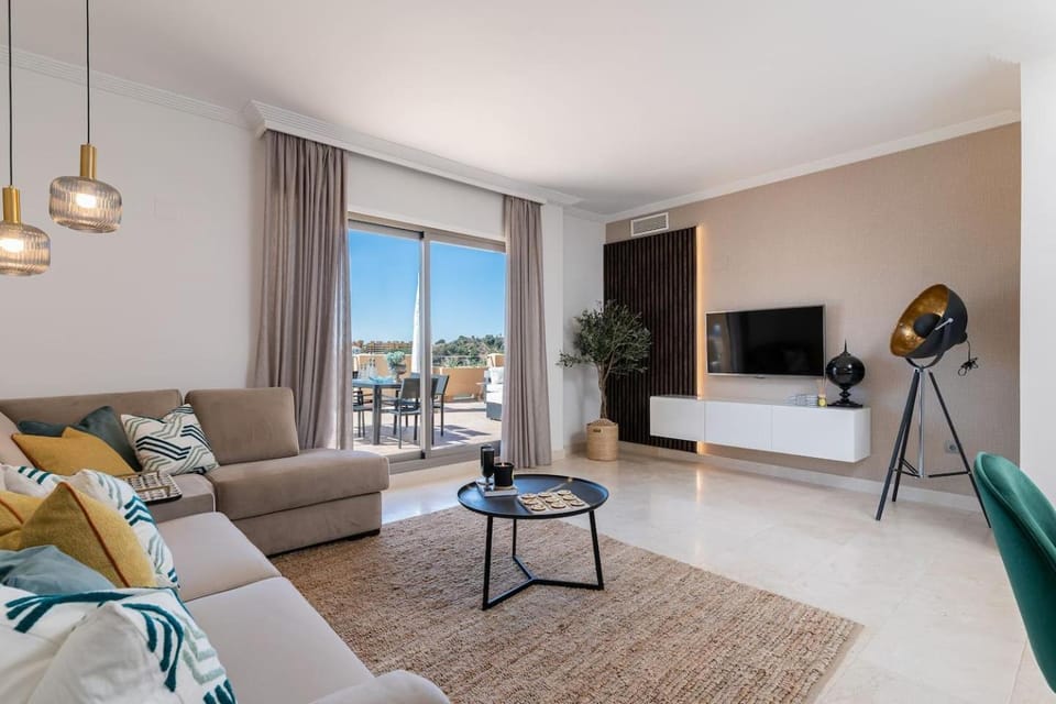 TV and multimedia, Living room, Seating area, Evening entertainment