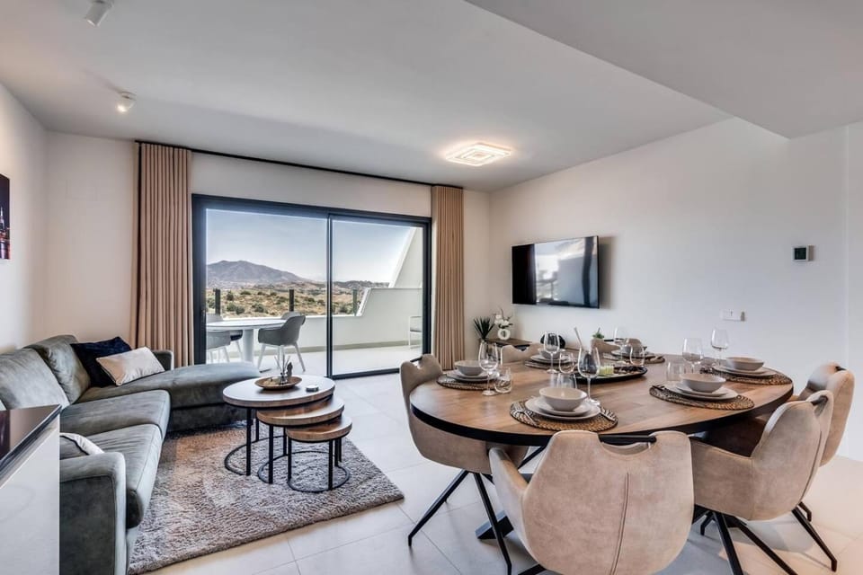 Communal lounge/ TV room, TV and multimedia, Living room, Seating area, Dining area