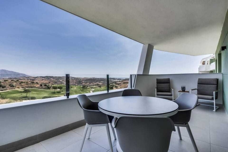 Day, Natural landscape, View (from property/room), Balcony/Terrace, Balcony/Terrace, Seating area, Dining area, Mountain view