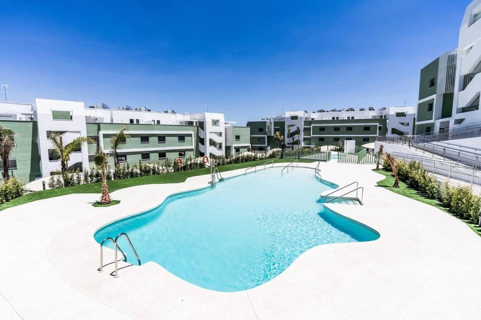Property building, Day, Swimming pool, Swimming pool, sunbed