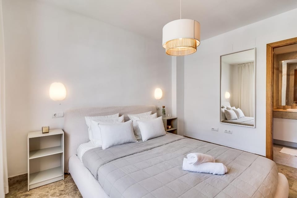 Bed, Photo of the whole room, Bedroom, towels