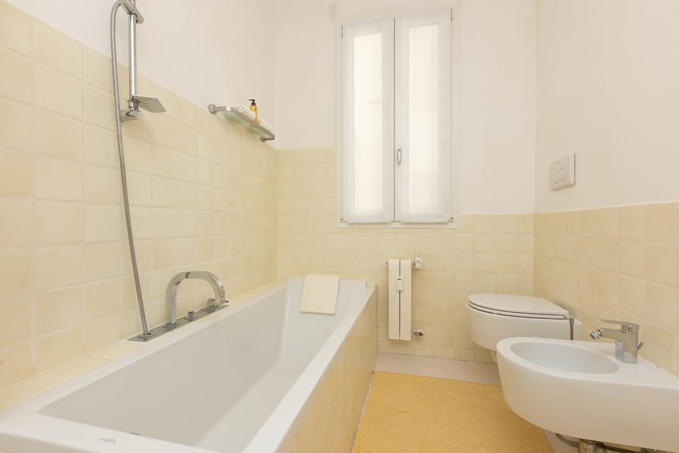 Shower, Toilet, Bathroom, Bath, bidet, towels
