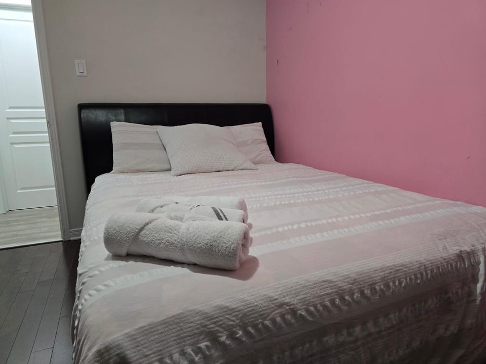 Bed, Bedroom, towels