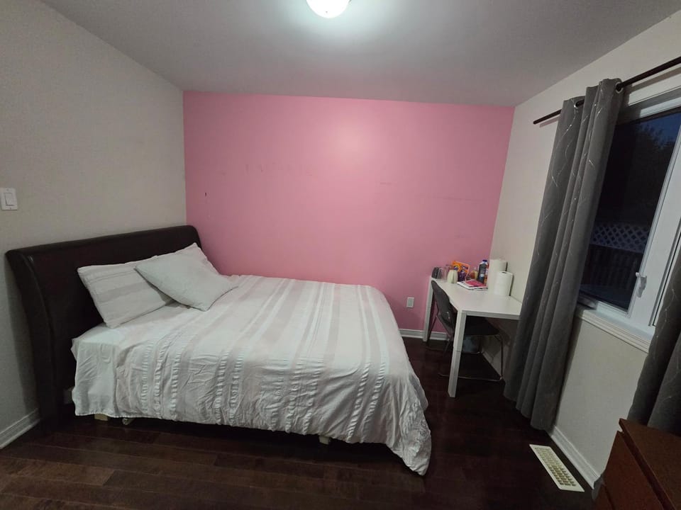 Bed, TV and multimedia, Bedroom