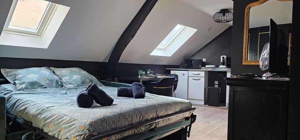 Bed, Bedroom, towels