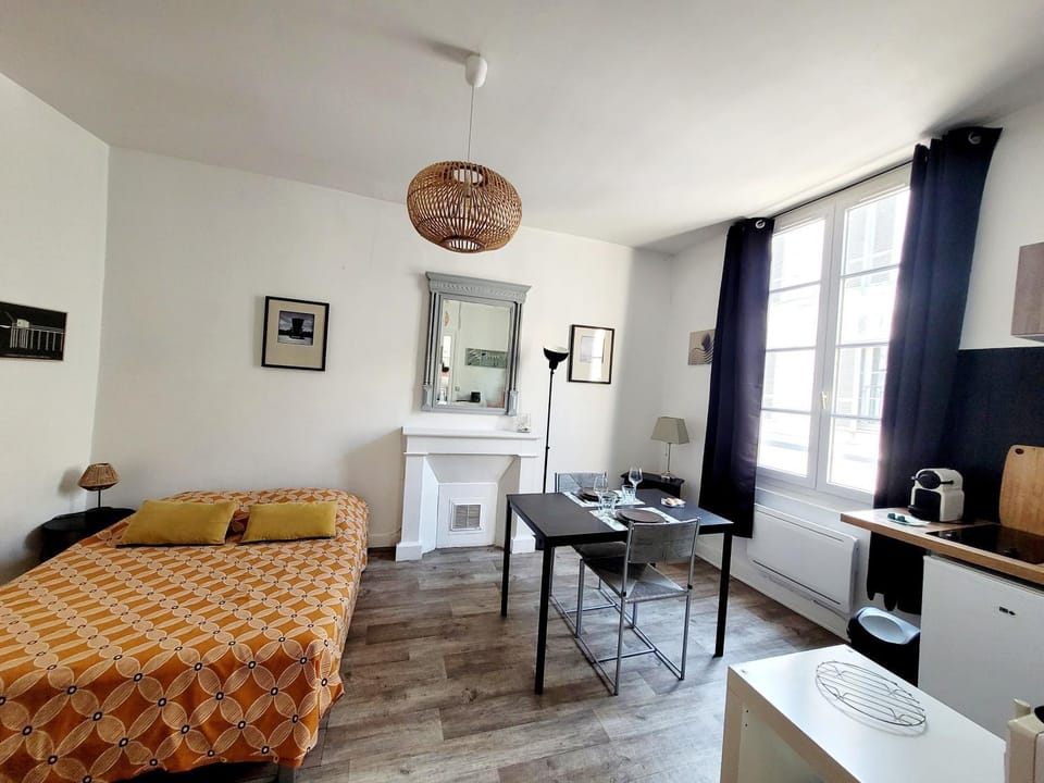 Coffee/tea facilities, Photo of the whole room, Dining area, Bedroom