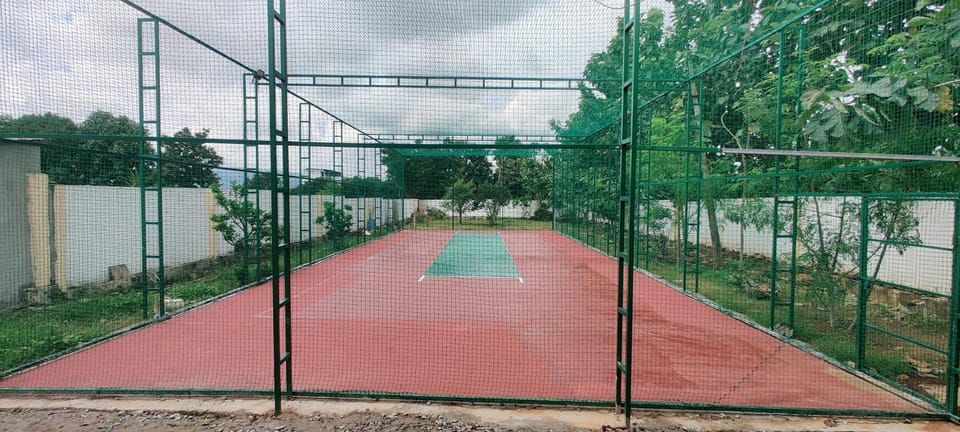 Sivarama garden resort 1 AC 1 bed room swimming pool,BOX CRICKET , Born fair,BBQ,Kichan ect , near bheemili beach road vishhkhapatnam Villa in Visakhapatnam