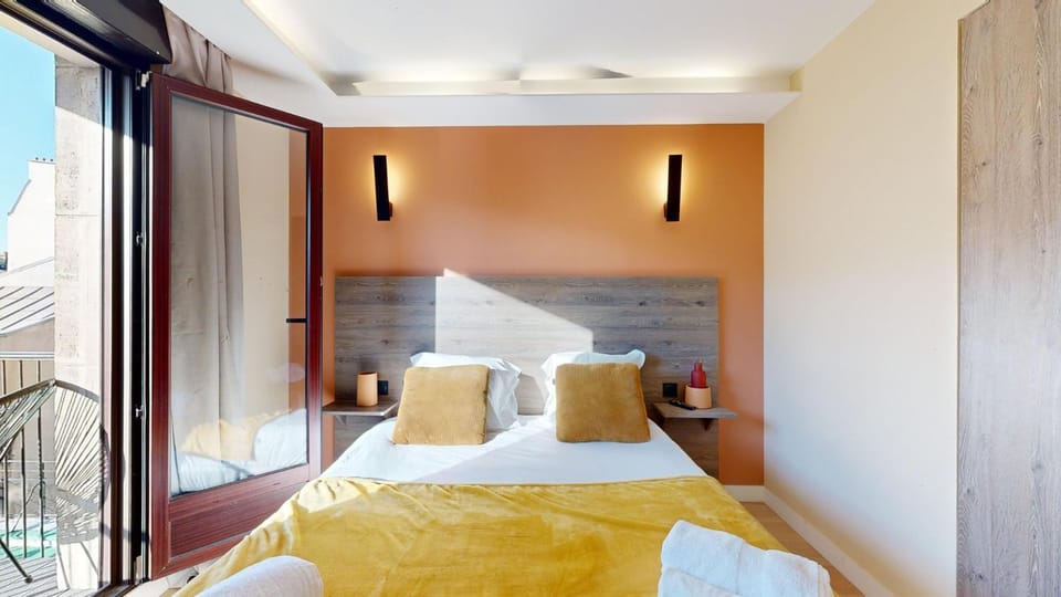 Bed, Bedroom, towels