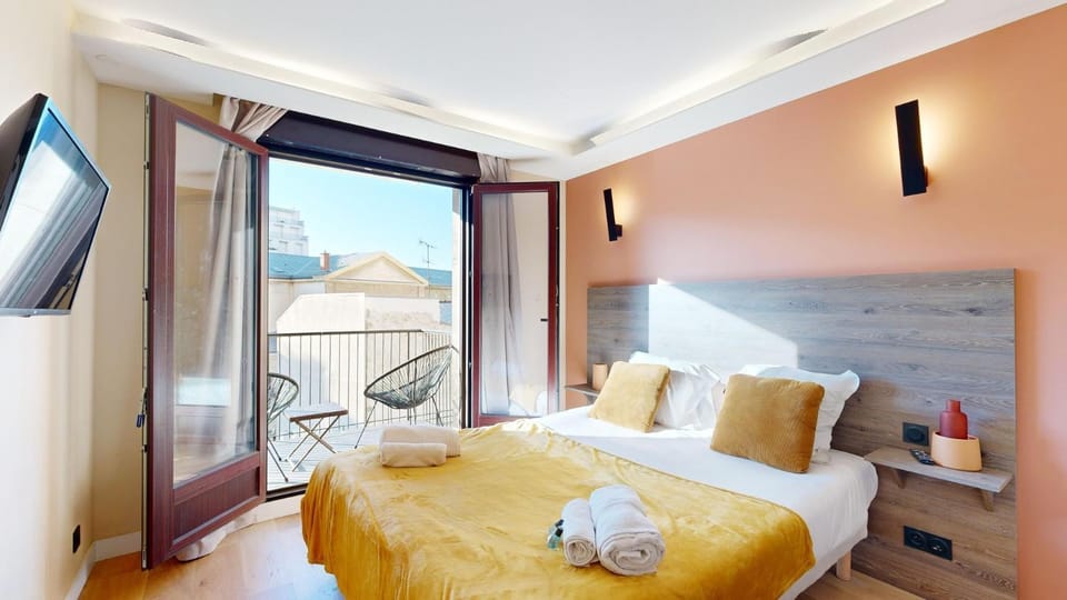 Bed, TV and multimedia, Evening entertainment, Bedroom, towels