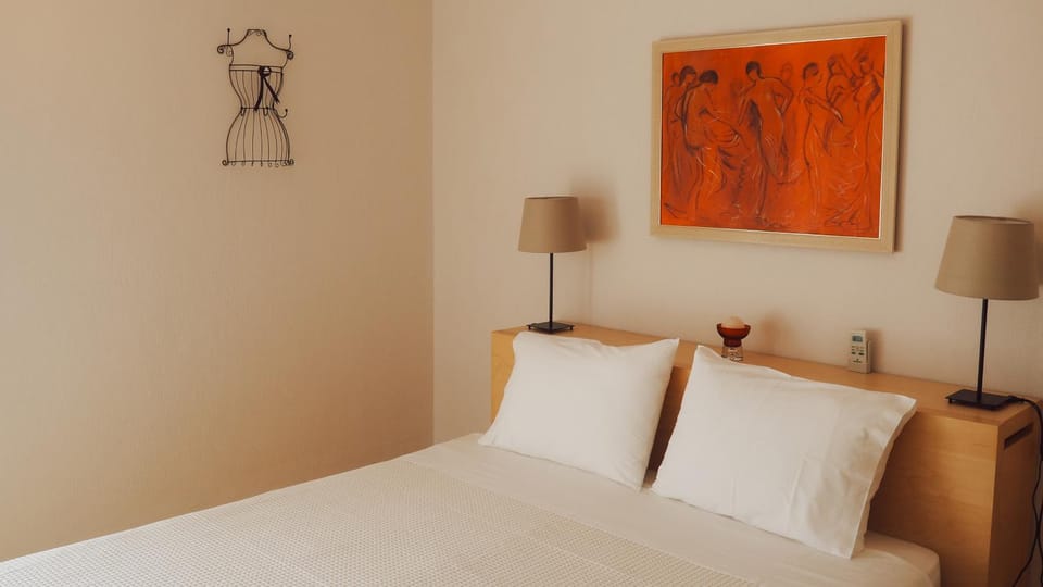 Bed, Photo of the whole room, Decorative detail, Bedroom