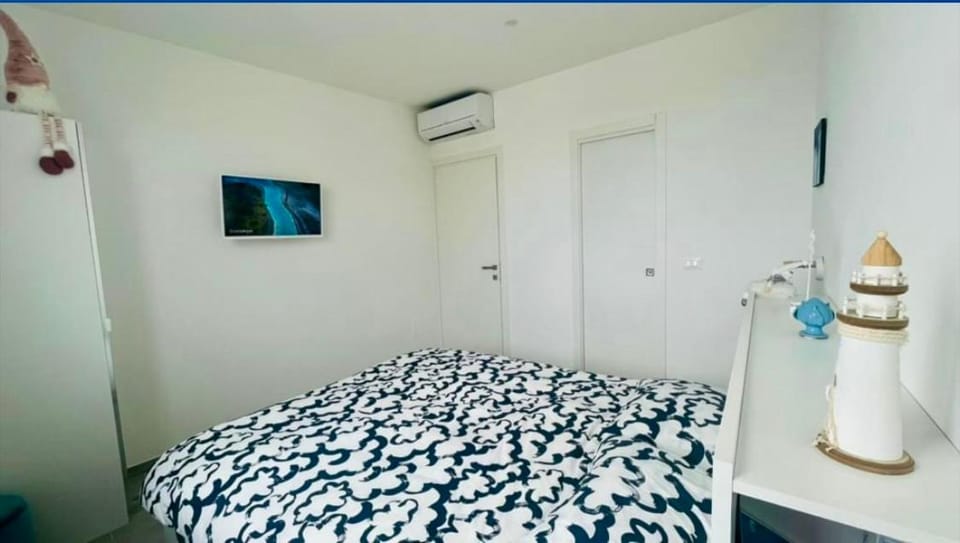 Bed, Photo of the whole room, Bedroom, wardrobe, air conditioner
