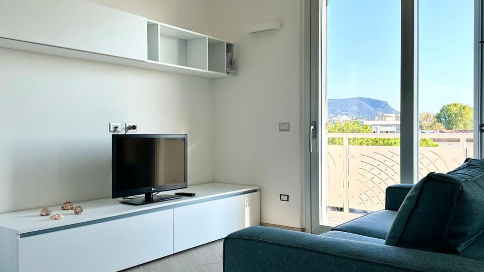 M412 - Marcelli, trilocale con terrazzo e posto auto Apartment in Marcelli
