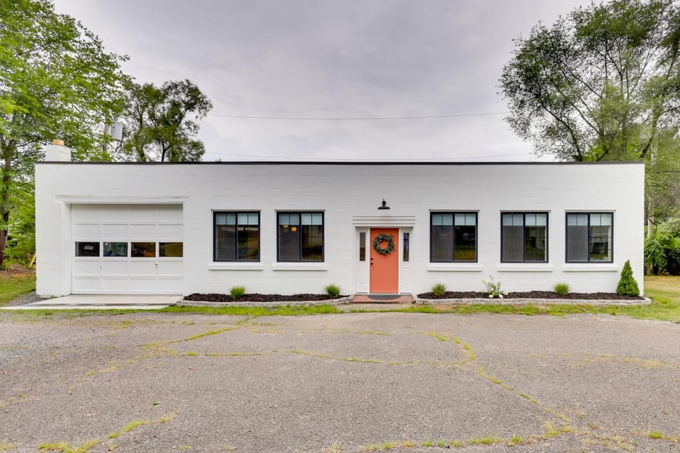 Modern 3BR Home Near JMU - EMU | Sleeps 6 House in Harrisonburg