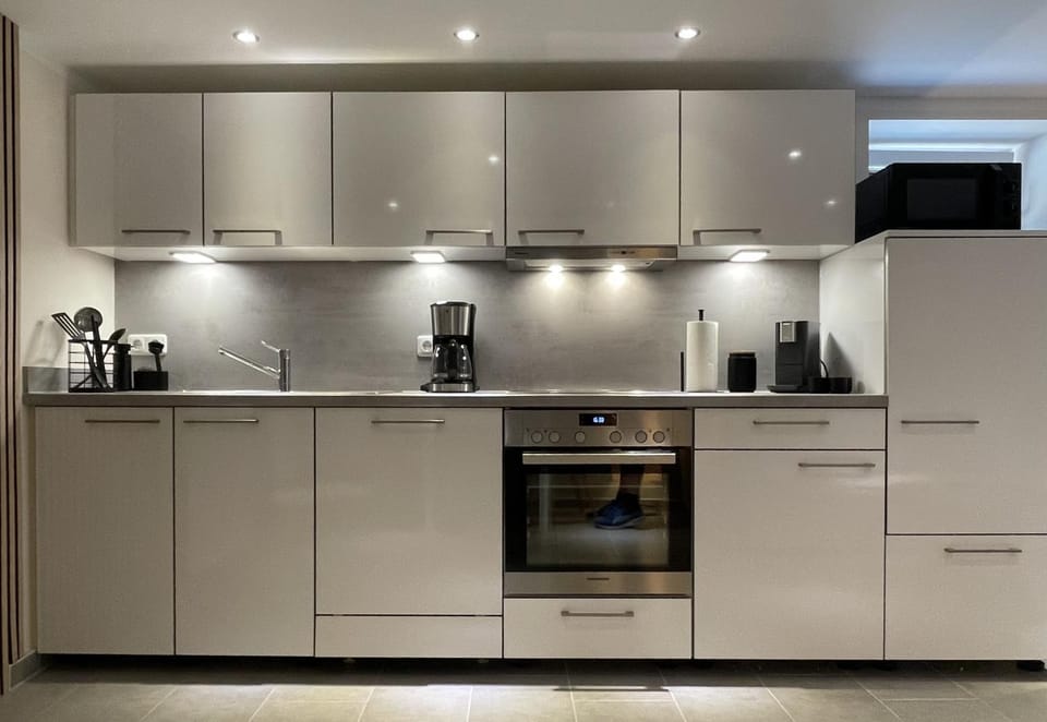 Coffee/tea facilities, Kitchen or kitchenette, dishwasher, oven, stove, toaster
