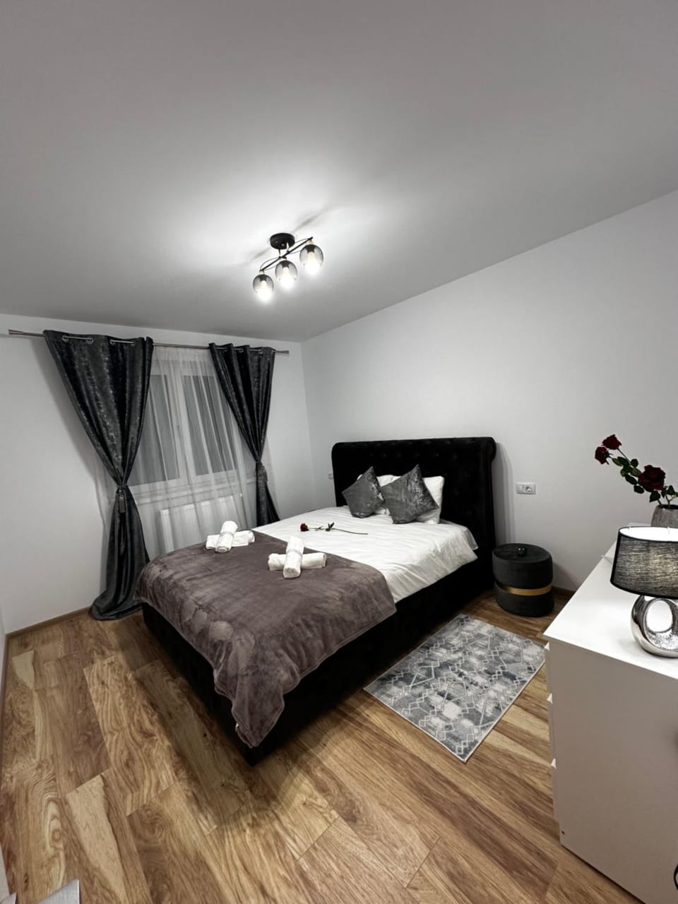 Bed, Photo of the whole room, Bedroom, towels