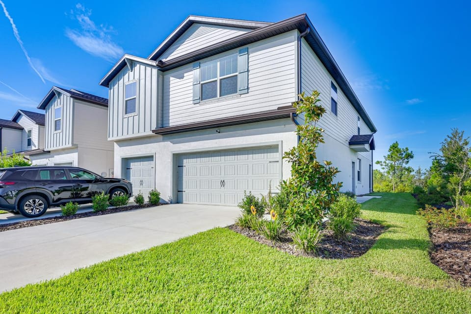 Patio & Nature Views! Wesley Chapel End Unit House in Wesley Chapel