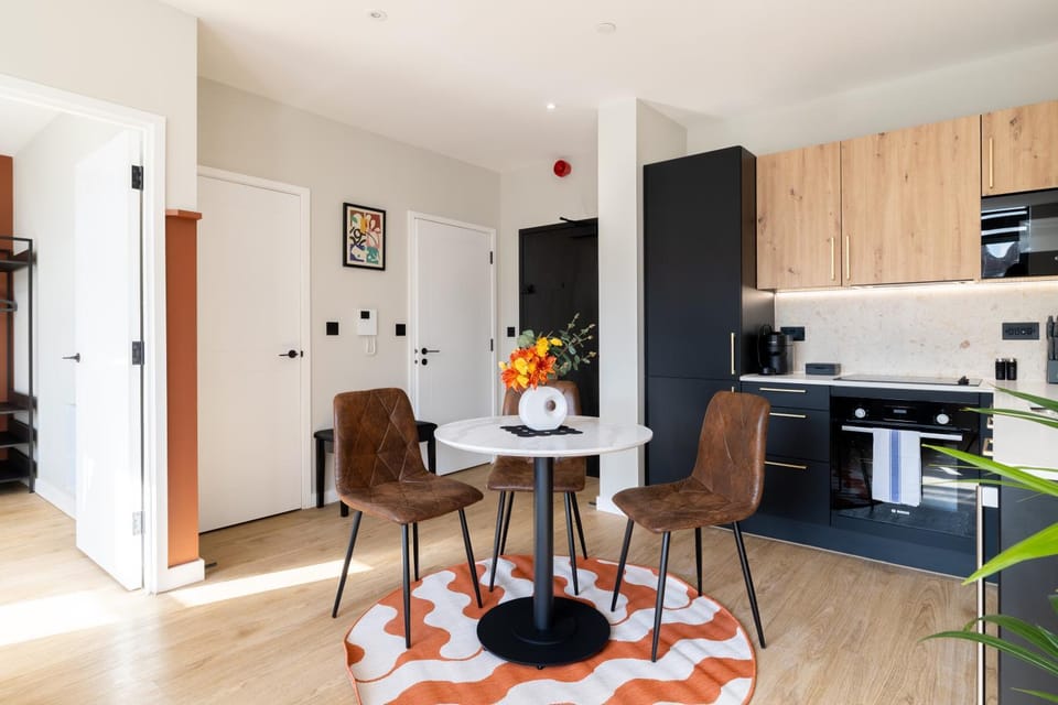 Kitchen or kitchenette, Dining area