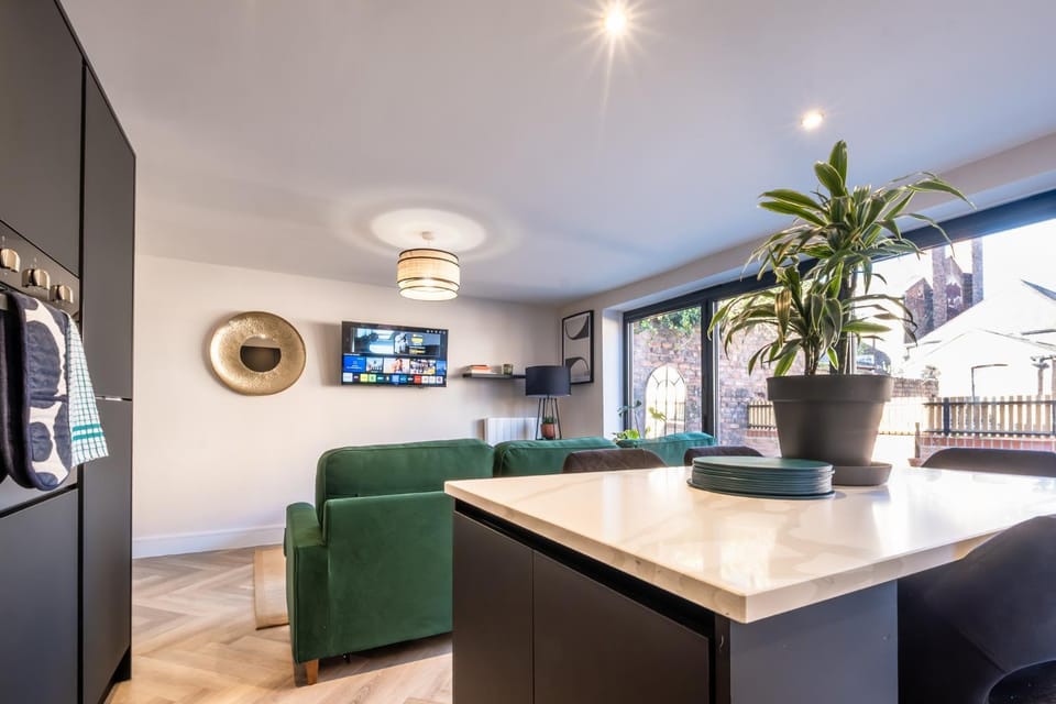 Luxury 4BDR House By Torr Property Group Contractors Accommodation With Free Gated Secure Parking & Private Patio Garden Liverpool House in Liverpool