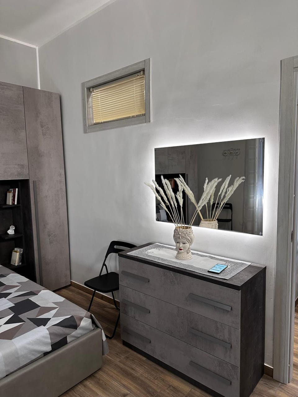 Photo of the whole room, Bedroom, wardrobe, air conditioner