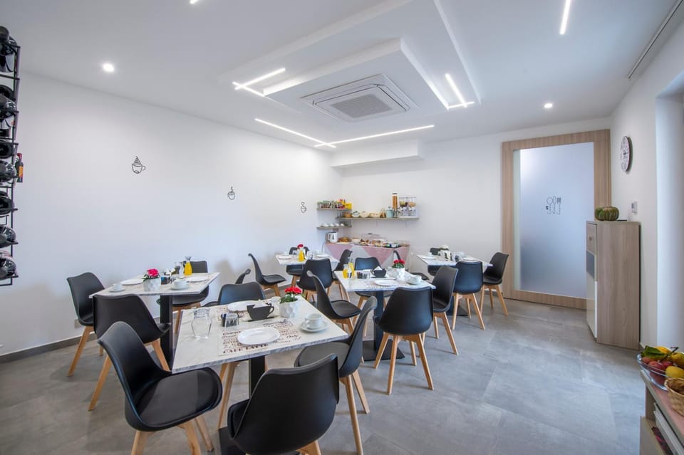 Restaurant/places to eat, Dining area, Food, air conditioner