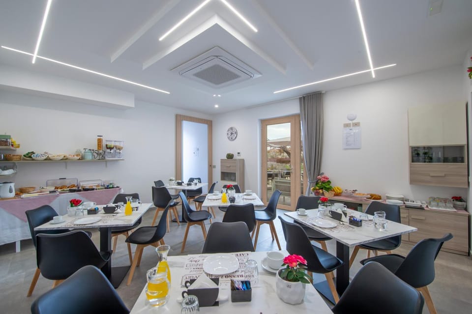 Restaurant/places to eat, Food and drinks, Food, Breakfast, Drinks