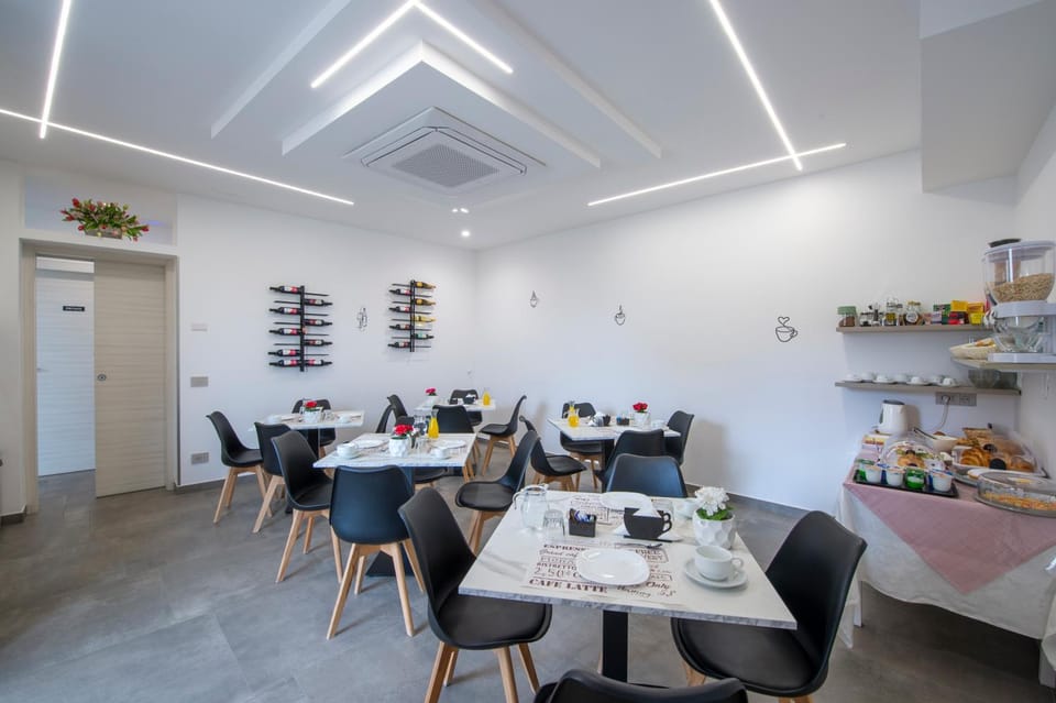 Restaurant/places to eat, Food and drinks, Dining area